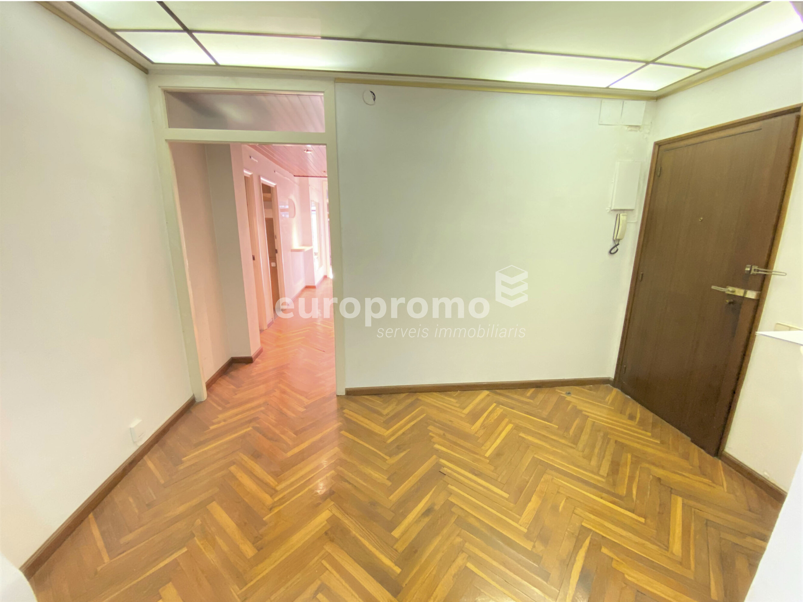 Piso de 172m2 con párquing incluido  situado en pleno centro de Girona!